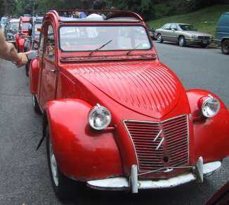 red 2cv : looks nice but it is rusted !